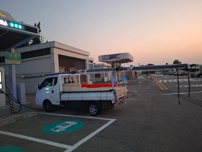 천안 목천점 설치를 위해 완제품 어닝을 운반하는 차량